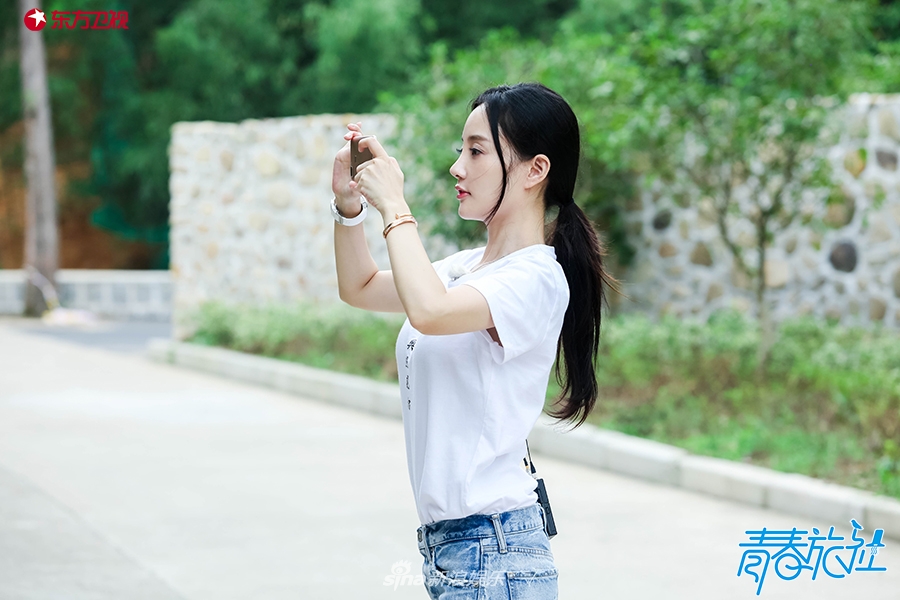 李小璐何穗山间出游似走秀 小弟王源紧跟