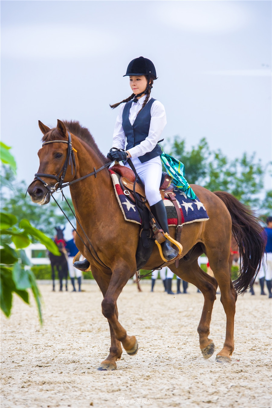 组图:沈梦辰变身帅气骑士 驭马驰骋展飒爽英姿