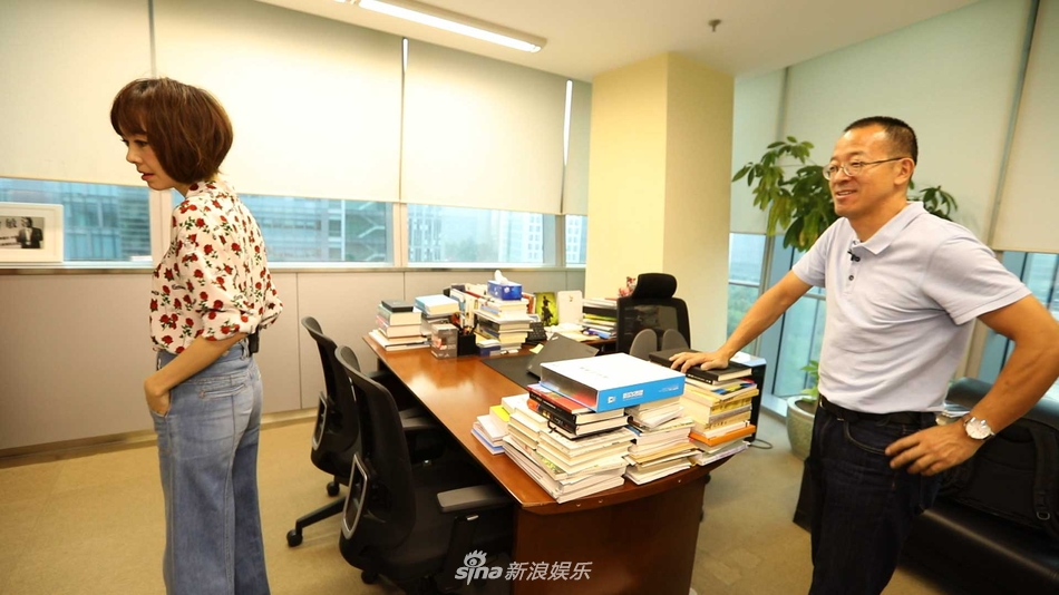 组图:鲁豫现身新东方引骚动 俞敏洪展示最小董事长办公室