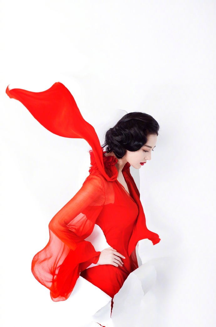 组图张馨予一袭烈焰红衣超夺目眼神杀气场全开