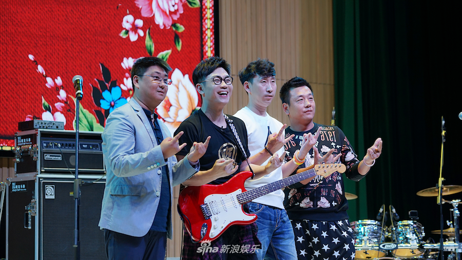 组图:悦悦助大鹏重组乐队 老男孩再圆十六年音乐梦