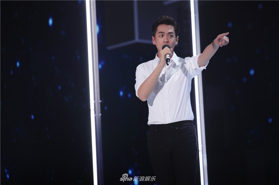 组图:张若昀穿白衬衣亮相快本 与吴昕合唱画面太美