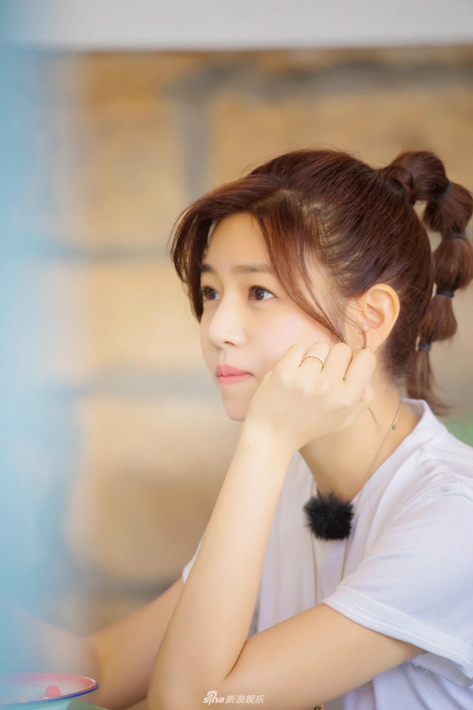 组图:满脸的胶原蛋白!陈妍希微笑托腮展现完美侧颜杀