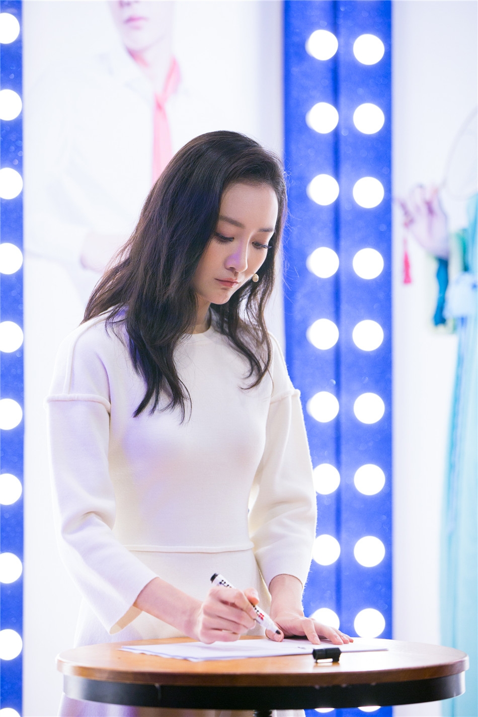 组图:尴尬!王鸥高跟鞋合影长裙礼服的娄艺潇 结果踩到裙子了