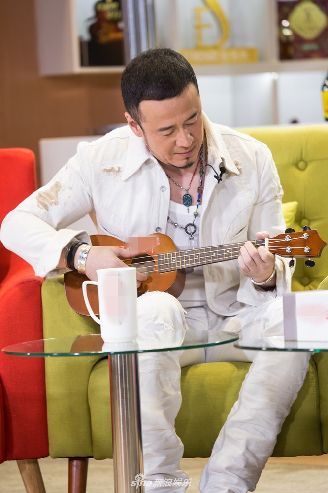 组图:杨坤穿红色皮衣亮相《天籁》 实力开唱引爆全场