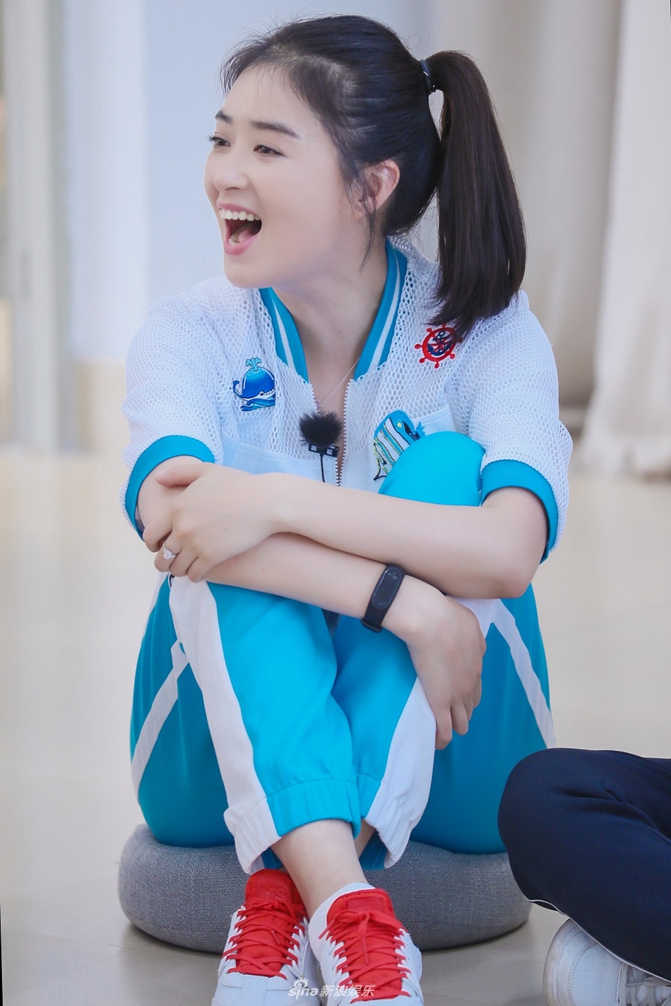 蒋欣头戴皇冠双手合十许愿 娘娘再显"恨嫁"心理_高清图集_新浪网