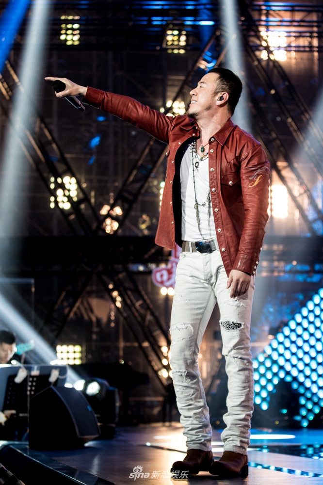 组图:杨坤穿红色皮衣亮相《天籁》 实力开唱引爆全场