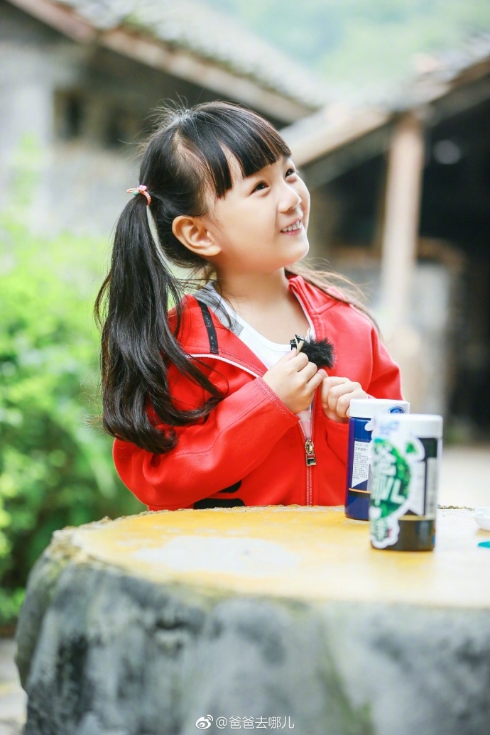 组图邓伦的小棉袄小山竹扎双马尾可爱又乖巧