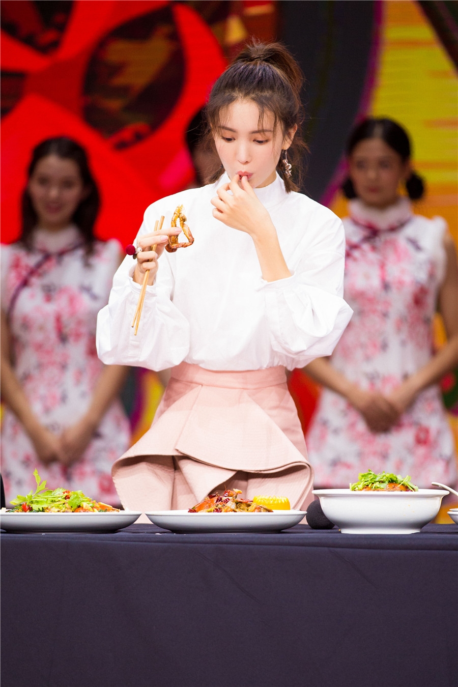 组图:金晨穿白衬衣粉短裙亮相《天天》 呆萌尝美食少女感满满_高清