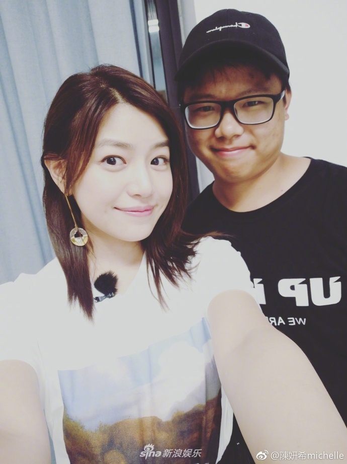 陈妍希晒与好友自拍 卖萌微笑展现逆龄童颜