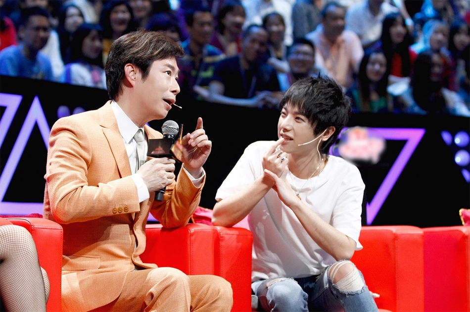 组图华晨宇穿白色风衣亮相天籁倾听费玉清点评满脸认真