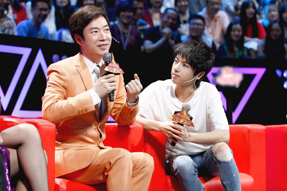 组图:华晨宇穿白色风衣亮相《天籁》 倾听费玉清点评满脸认真