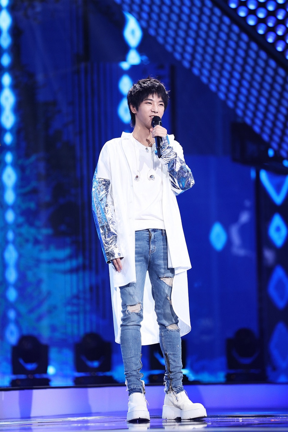 组图华晨宇穿白色风衣亮相天籁倾听费玉清点评满脸认真