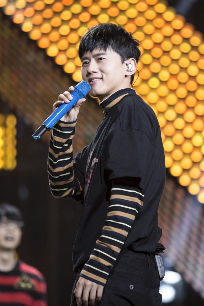 准爸爸张杰一身黑衣亮相《天籁》 全程满脸笑容