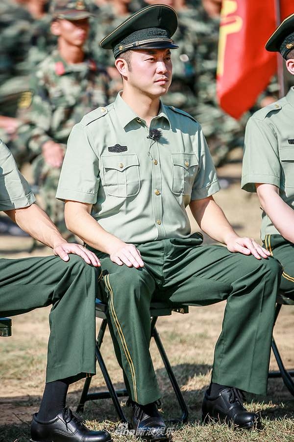 军人的正式坐姿图片