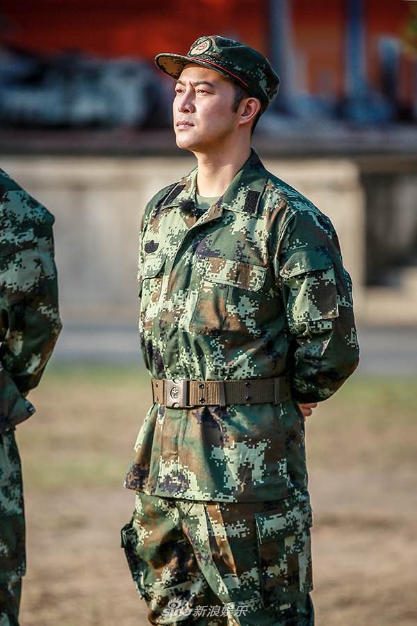 组图:帅气兵哥哥上线!沙溢入营坐姿端正尽显军人风采