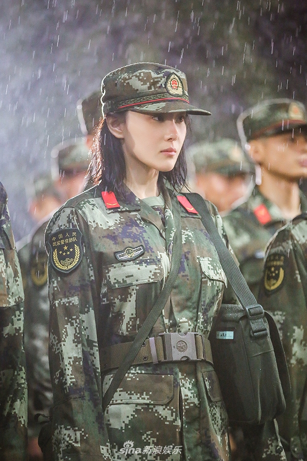 组图奇犬张馨予含泪剪短发穿军装尽显女兵风范