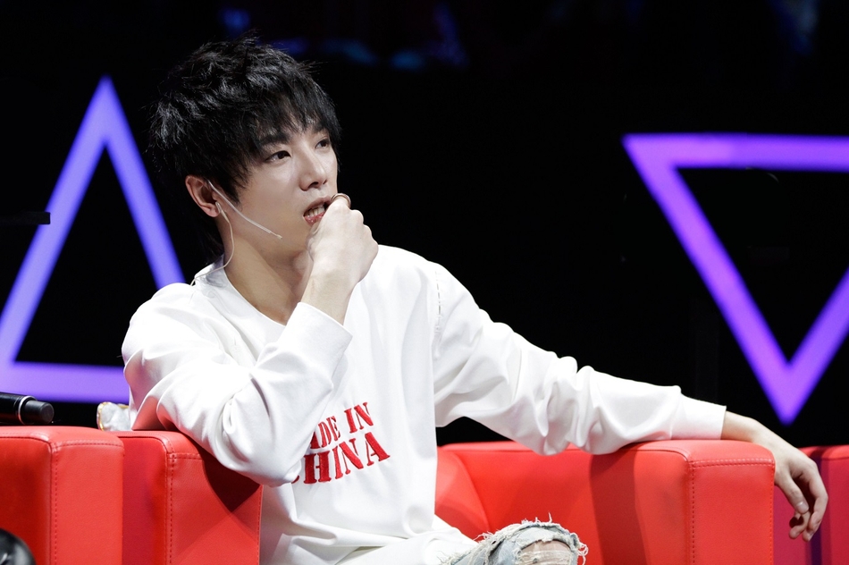 张杰《天籁》穿黑t恤霸气开唱 莫文蔚一身皮衣显御姐风范