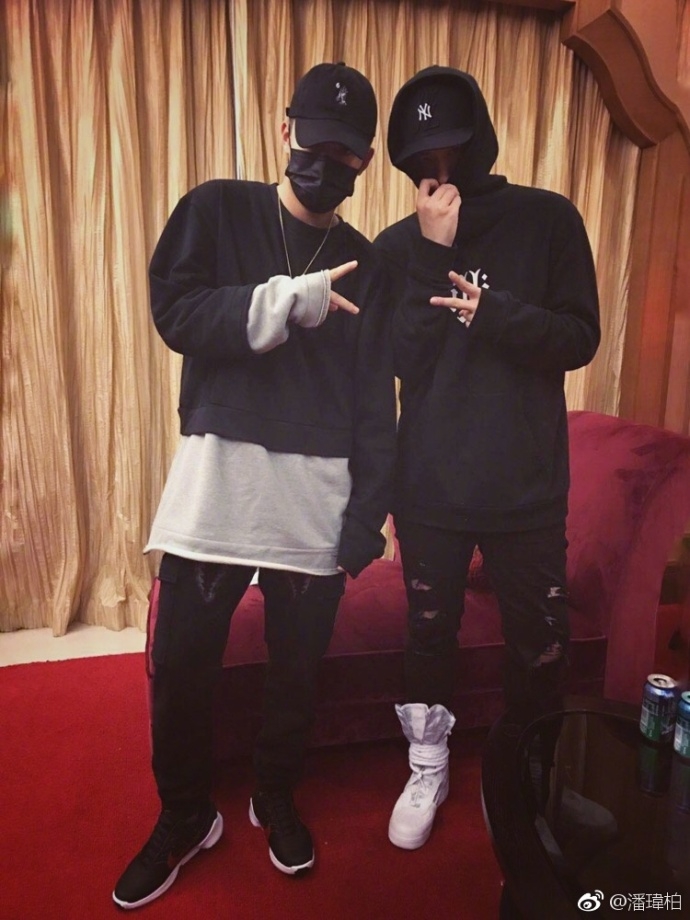 潘玮柏演唱会累到吸氧?晒与pg one合照报平安