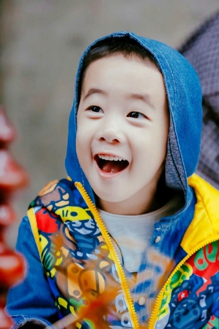 组图:小天使上线!jasper眯眼可爱笑容萌化人心