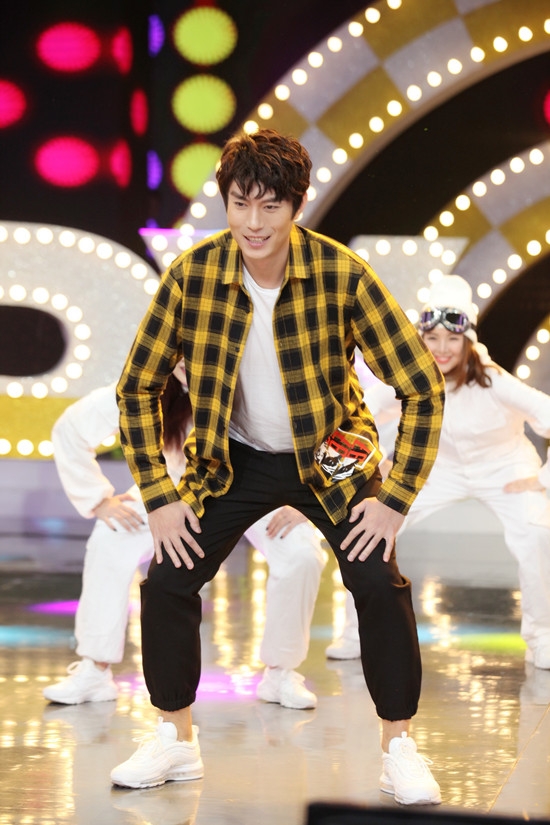 组图:艾伦穿黄格子衬衣首登快本 演技炸裂搞笑本能尽显_高清图集_新浪