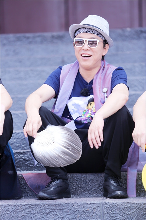 新浪娱乐讯 近日,《极限挑战》节目组放出一组黄渤剧照,照片中黄渤身