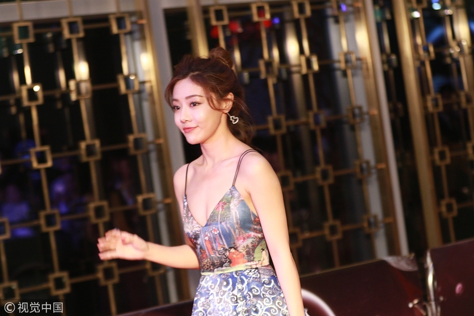 组图小姨妈邓家佳穿吊带小礼服胸前深v超性感