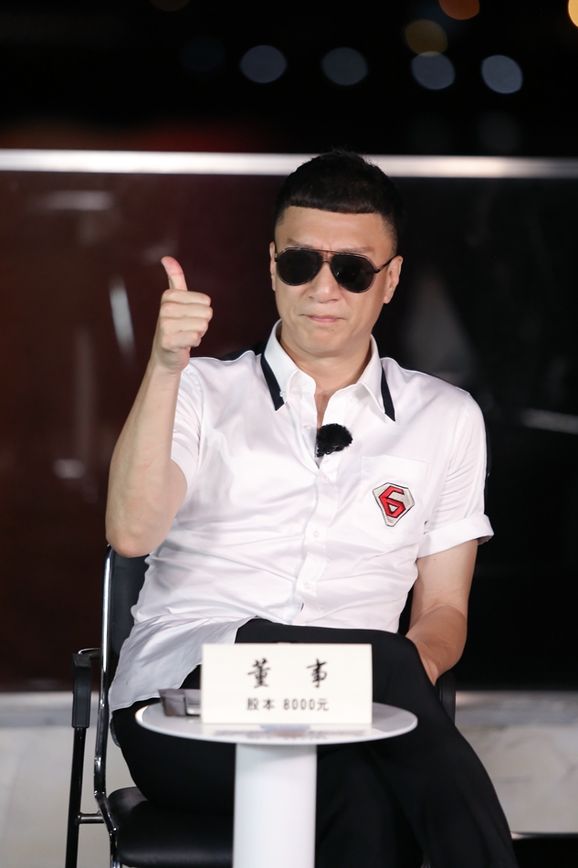 组图:孙红雷化身推销员体验创业路 穿白衬衣戴墨镜尽显大哥范