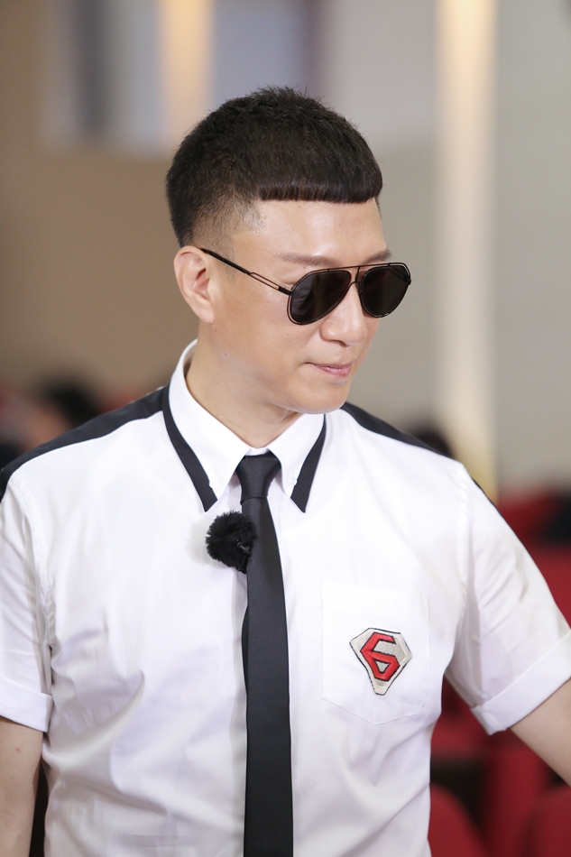 组图:孙红雷化身推销员体验创业路 穿白衬衣戴墨镜尽显大哥范