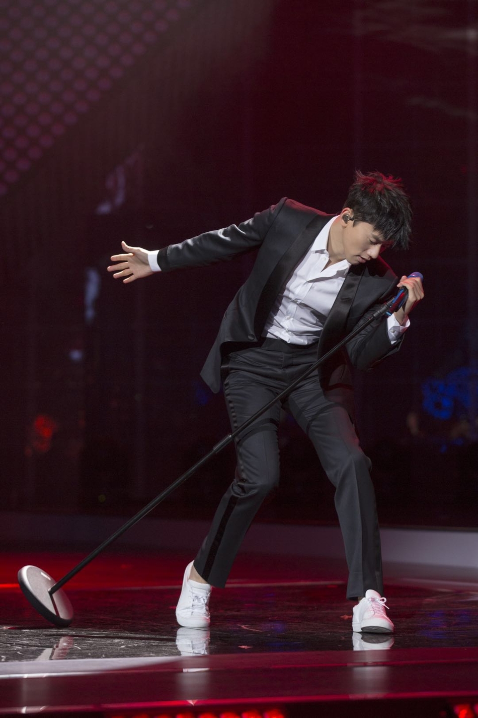 组图:张杰大秀舞蹈燃爆《天籁》 黑色西装尽显霸气王者风范