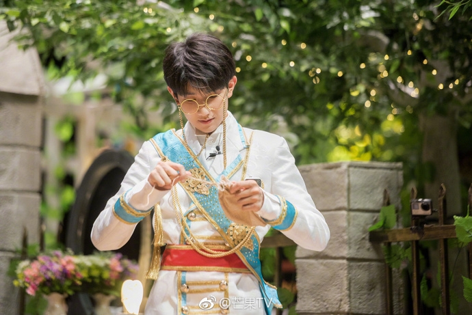 王源穿王子装戴皇冠尽显贵族气质 低头思考展现完美侧颜杀