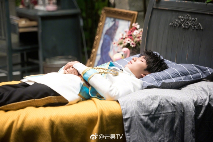 组图:王源穿王子装戴皇冠尽显贵族气质 低头思考展现完美侧颜杀