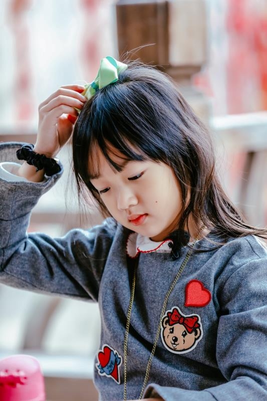 neinei自己扎发戴蝴蝶结 动作娴熟长睫毛抢眼