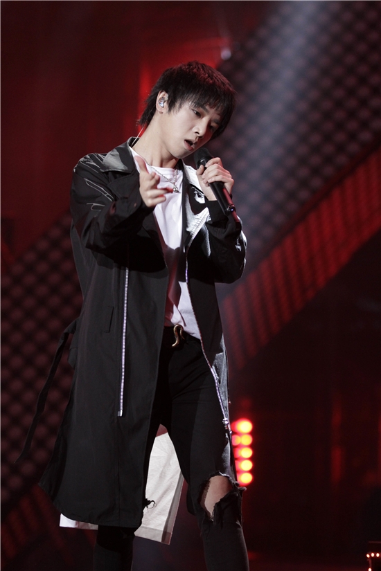 组图:华晨宇穿绣花衬衣尽显潮男气质 张杰霸气舞蹈王者范十足