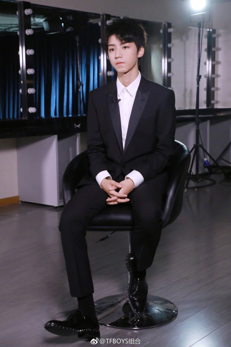 组图:翩翩少年郎!王俊凯穿白衬衫西装深情读甜蜜情书