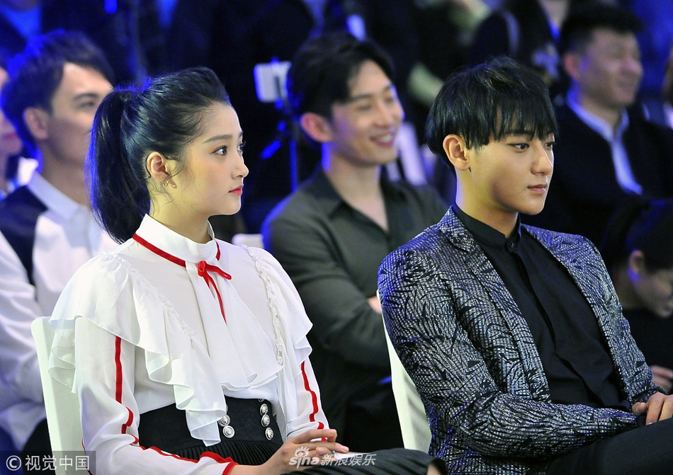组图:黄子韬与鹿晗女友关晓彤同框 低头微笑似害羞