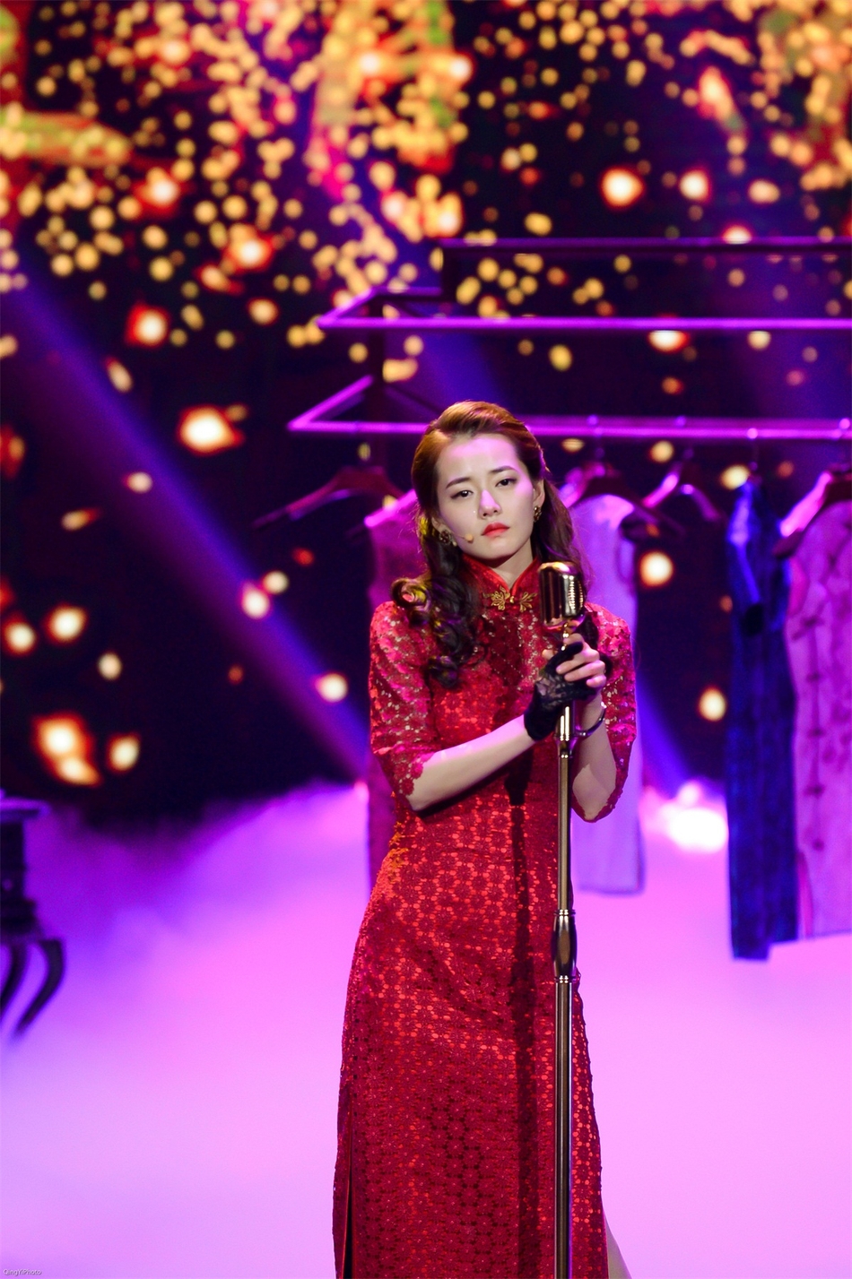 组图:柴碧云穿红色旗袍亮相《演员》 风情美艳尽显妩媚