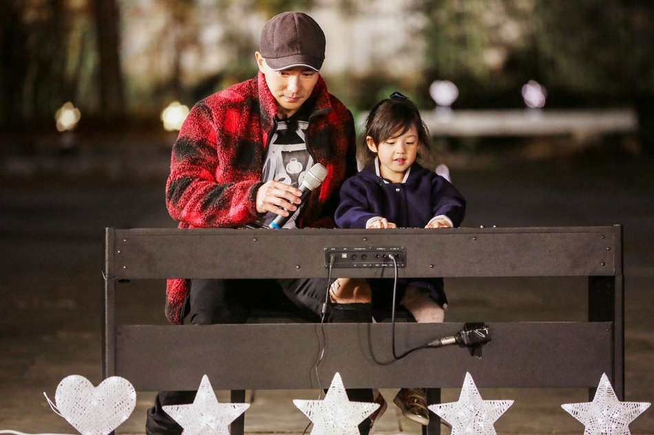 组图刘畊宏父女暖心献唱小泡芙弹电子琴与爸爸默契十足