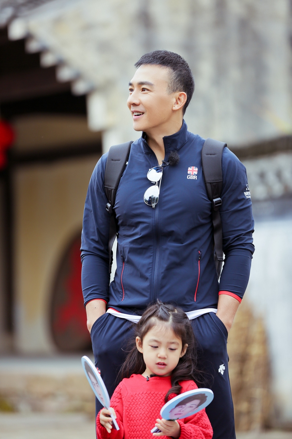 组图:刘畊宏秒变孩子王 与萌娃互动眼神里都是爱