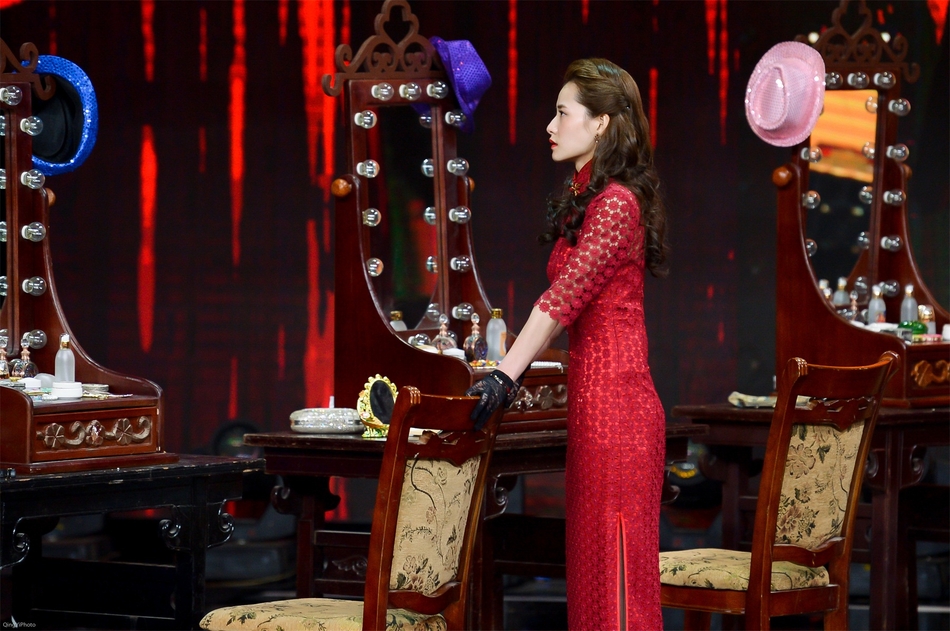 组图:柴碧云穿红色旗袍亮相《演员》 风情美艳尽显妩媚