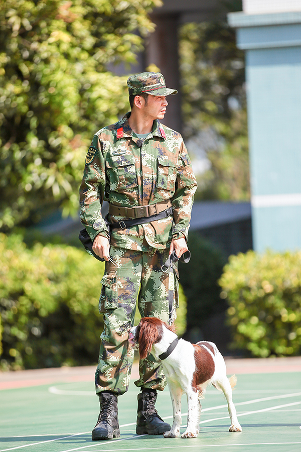 组图:杨烁穿军装站姿笔直表情严肃 实力展现军人飒爽英姿