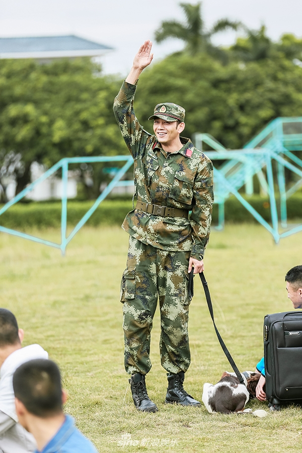 组图:杨烁穿迷彩军装尽显军人风范 训练警犬表情严肃
