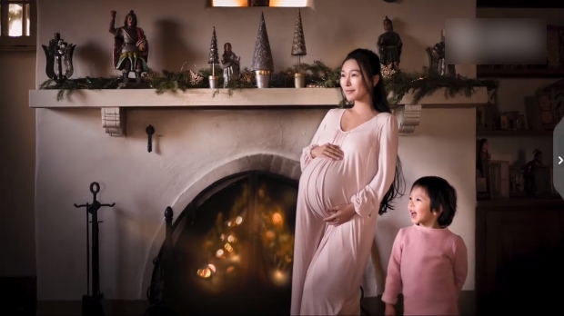 组图:《非诚勿扰》女神骆琦晒近照 挺孕肚陪女儿过节满脸幸福