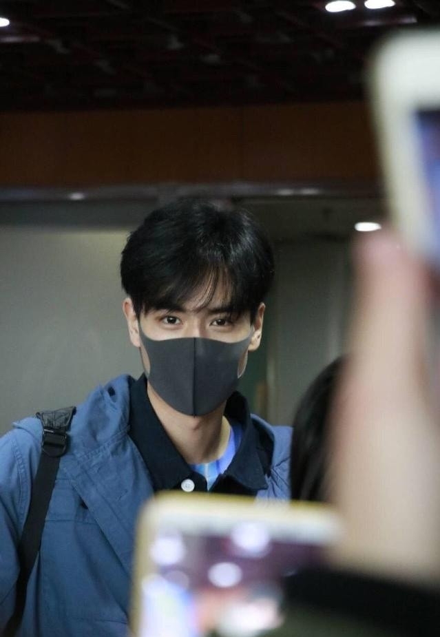 组图:胡一天口罩掩面展现完美眼神杀 示意粉丝安静做手势很撩人