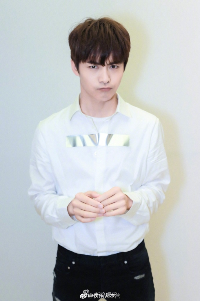 组图:邻家哥哥上线!马天宇穿白衬衣少年感十足 咧嘴微笑超迷人