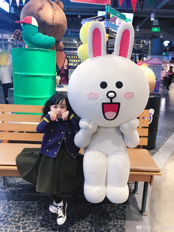 组图:小山竹扎双马尾实力模仿小兔子 对镜头搞怪卖萌比v超软萌