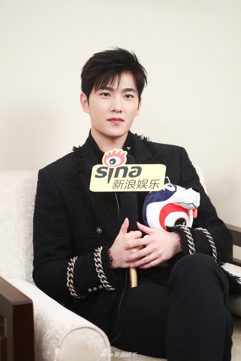 组图:杨洋自曝是父母骄傲 回老家爸爸主动张罗亲朋好友来合照