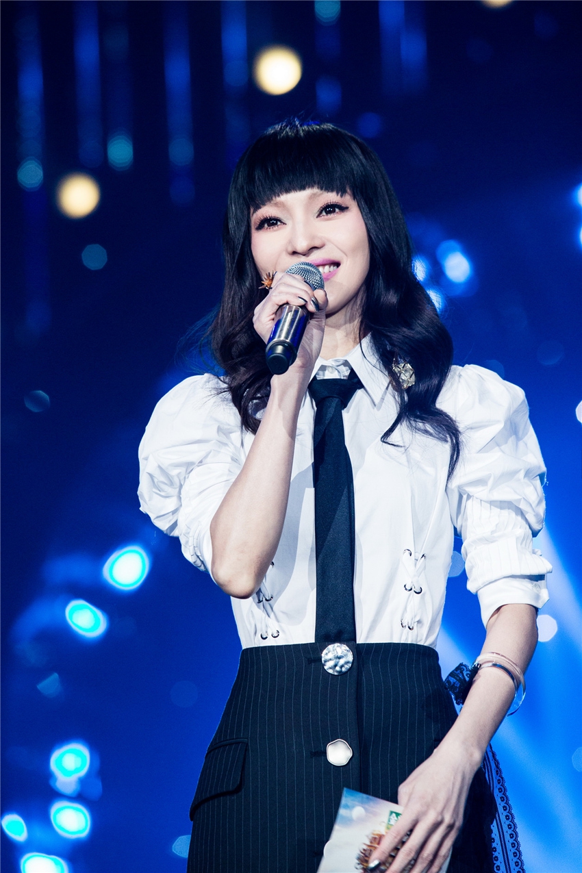 组图:张韶涵齐刘海造型再现冻龄美颜 搭配学院风短裙超减龄