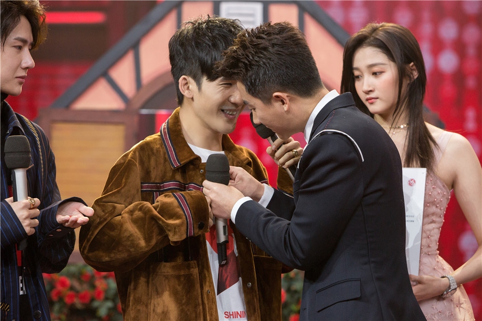 组图:关晓彤穿优雅短裙淑女气质十足 天天兄弟勇敢挑战极限运动