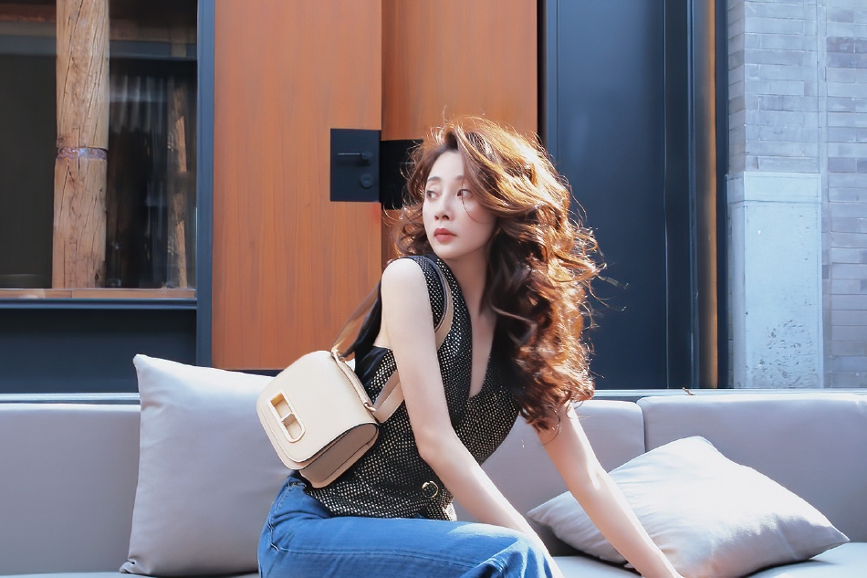 组图：殷桃大波浪卷发造型随性迷人网友：发量惊人第2张图片